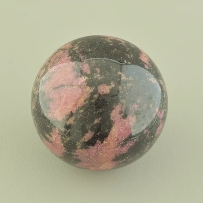 Родоніт: Прикраси, які несуть любов та гармонію